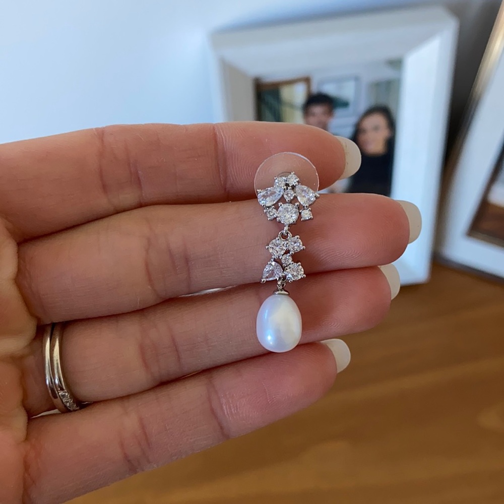 Never worn pear earings